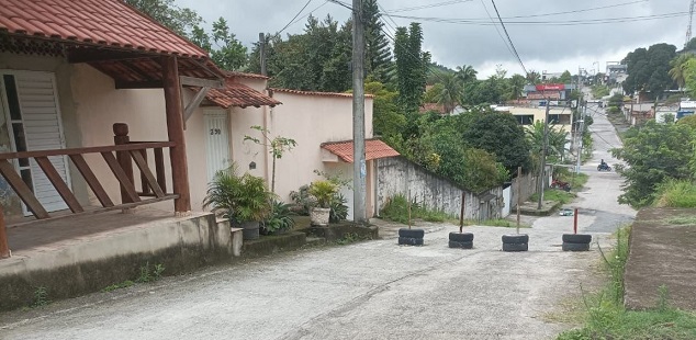 Prisões, remoção de barricadas e apreensão de arma e drogas em São Gonçalo